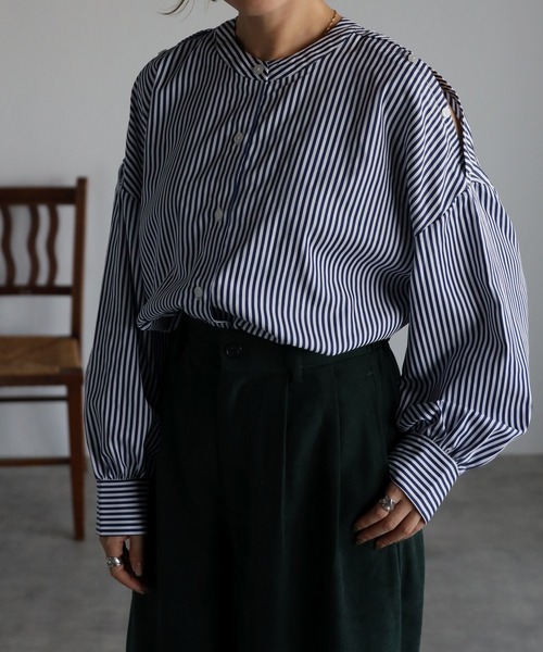 Yucca(ユッカ)の「バンドカラー4WAYブラウス(シャツ/ブラウス・レディース・ホワイト/ネイビー・MEDIUM/LARGE)」の15枚目の写真