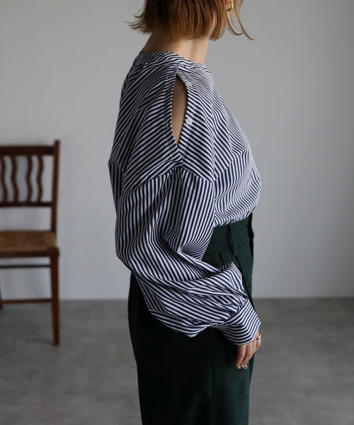 Yucca(ユッカ)の「バンドカラー4WAYブラウス(シャツ/ブラウス・レディース・ホワイト/ネイビー・MEDIUM/LARGE)」の8枚目の写真