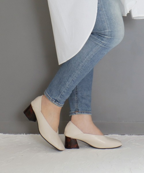 grandfleur（グランドフルール）の「べっ甲ヒールのスクエアトゥパンプス（パンプス・レディース・ホワイト/ブラック・23.0cm/23.5cm/22.5cm/24.0cm/24.5cm）」の5枚目の写真