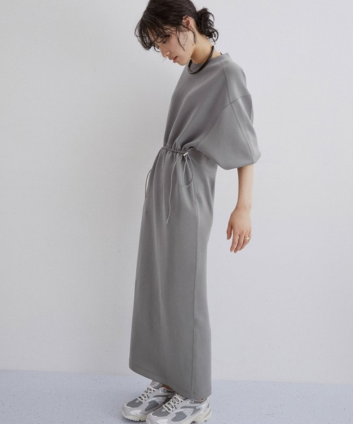 ADAM ET ROPE'(アダムエロペ)の「ハーフスリーブドロストワンピース(ワンピース・レディース・チャコールグレー/ブラック/キナリ・FREE)」の7枚目の写真