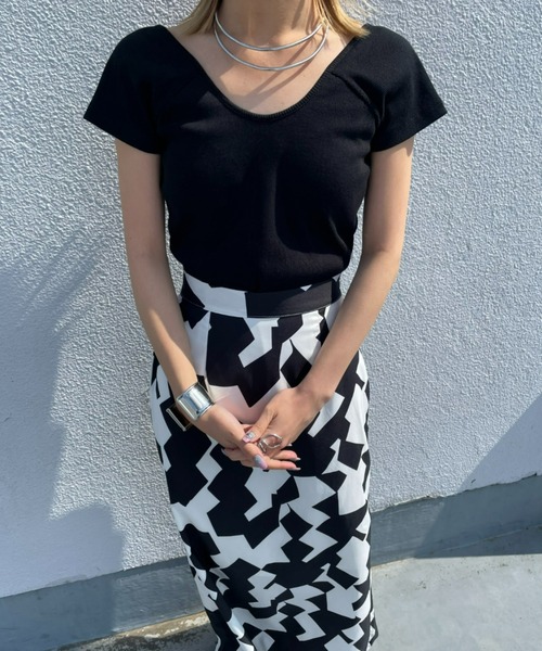 AIC.（エーアイシー）の「パッド付きバックオープンリブショートスリーブトップス（Tシャツ/カットソー・レディース・カーキ/ブラック/ナチュラル・FREE）」の7枚目の写真