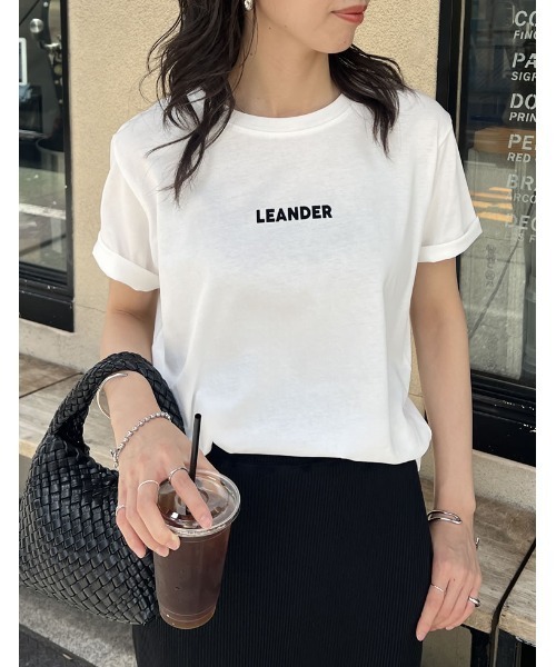 Re:EDIT（リエディ）の「[UVカット][販売枚数5.8万枚突破]フロッキーゴシックロゴTシャツ（Tシャツ/カットソー・レディース・ホワイト×ネイビー/ブラック/ホワイト×ブラック/チャコール/ネイビー×ホワイト/ホワイト×レッド/ホワイト×シルバー/ホワイト×ブラウン/ホワイト系その他/ホワイト系その他2・LARGE/MEDIUM/X-LARGE）」の3枚目の写真