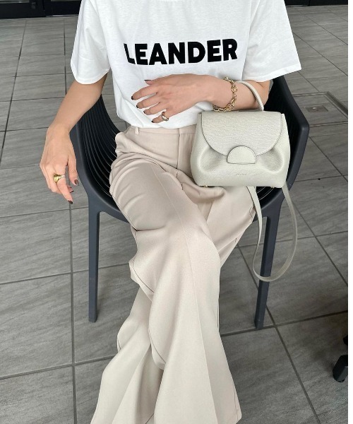 Re:EDIT（リエディ）の「[UVカット][販売枚数5.8万枚突破]フロッキーゴシックロゴTシャツ（Tシャツ/カットソー・レディース・ホワイト×ネイビー/ブラック/ホワイト×ブラック/チャコール/ネイビー×ホワイト/ホワイト×レッド/ホワイト×シルバー/ホワイト×ブラウン/ホワイト系その他/ホワイト系その他2・LARGE/MEDIUM/X-LARGE）」の13枚目の写真