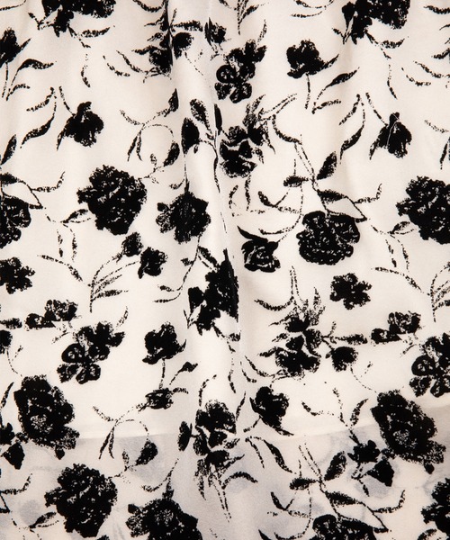Jasmine Grandiflorum(ジャスミングランディフローラム)の「【Jasmine】スクエアネック花柄ワンピース (SS)(ワンピース・レディース・ブラック/ベージュ・S/M/L)」の5枚目の写真