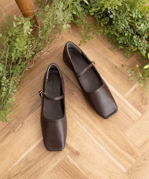 Fabby fabby（ファビィーファビィー）の「スクエアトウステッチストラップパンプス（パンプス・レディース・ブラウン/ブラック/ベージュ・LARGE/SMALL/MEDIUM）」の7枚目の写真