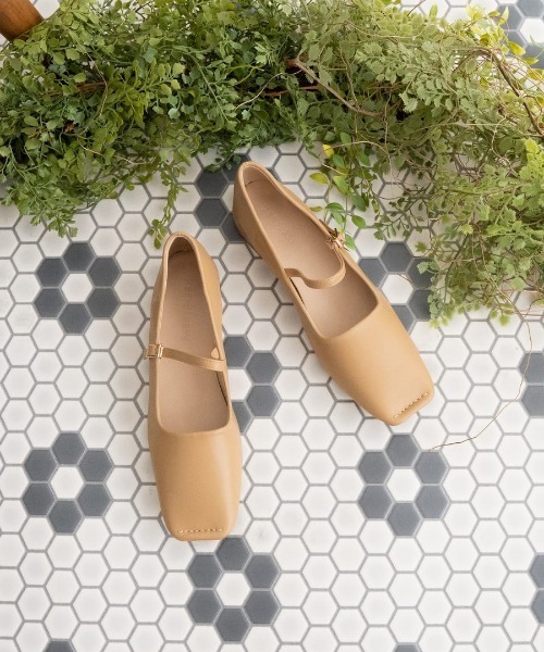 Fabby fabby（ファビィーファビィー）の「スクエアトウステッチストラップパンプス（パンプス・レディース・ブラウン/ブラック/ベージュ・LARGE/SMALL/MEDIUM）」の9枚目の写真