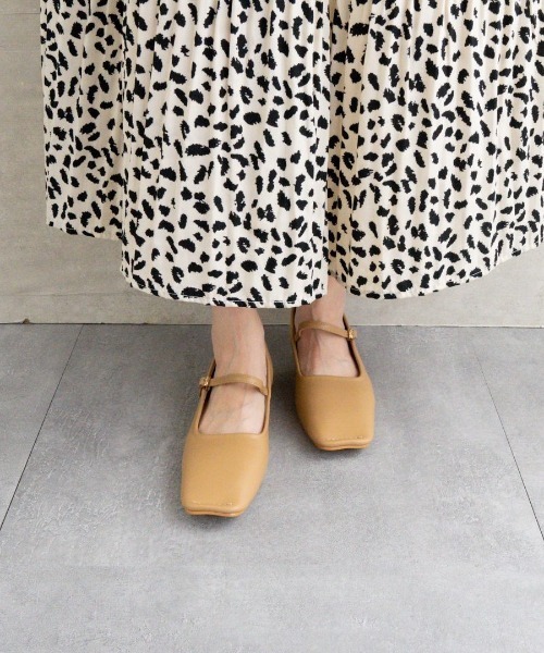 Fabby fabby（ファビィーファビィー）の「スクエアトウステッチストラップパンプス（パンプス・レディース・ブラウン/ブラック/ベージュ・LARGE/SMALL/MEDIUM）」の21枚目の写真