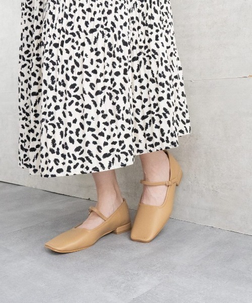 Fabby fabby（ファビィーファビィー）の「スクエアトウステッチストラップパンプス（パンプス・レディース・ブラウン/ブラック/ベージュ・LARGE/SMALL/MEDIUM）」の22枚目の写真