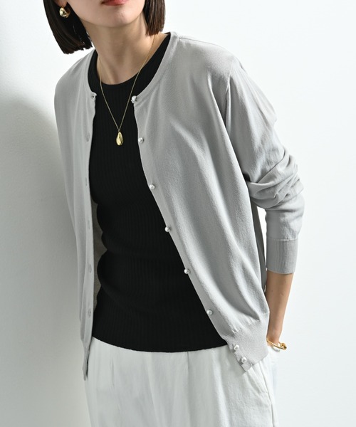 actuel（アクチュエル）の「【マシーンウォッシャブル・ＵＶ・接触冷感】パール釦クルーカーディガン（カーディガン/ボレロ・レディース・オフホワイト/ブラック/レッド/グレー・FREE）」の3枚目の写真