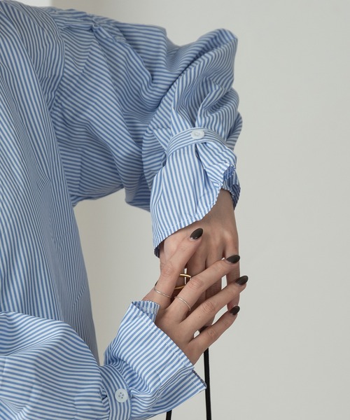 Amiur(エミレ)の「stripe volume sleeve shirt / ストライプボリュームスリーブシャツ(シャツ/ブラウス・レディース・ブルー/ブラック・FREE)」の7枚目の写真