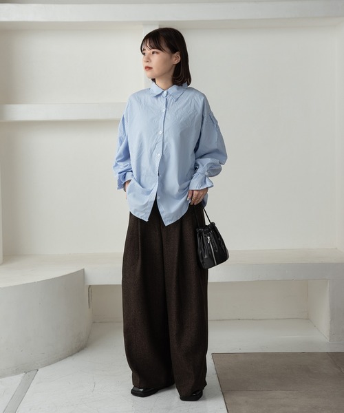 Amiur(エミレ)の「stripe volume sleeve shirt / ストライプボリュームスリーブシャツ(シャツ/ブラウス・レディース・ブルー/ブラック・FREE)」の4枚目の写真
