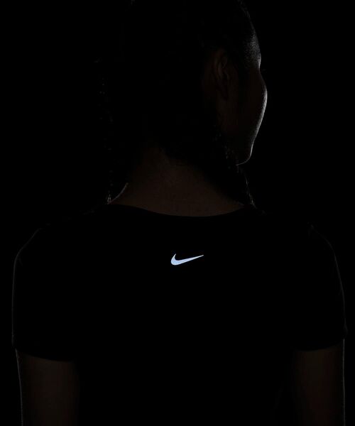 NIKE（ナイキ）の「ナイキ ワン フィッテド ウィメンズ Dri-FIT ショートスリーブ クロップド トップ / Nike One Fitted Women's Dri-FIT Short-Sleeve Cropped Top＜XS-2XL 展開＞（Tシャツ/カットソー・レディース・ブラック/ホワイト/ブルー系その他・2XL/L/M/S/XL/XS）」の17枚目の写真