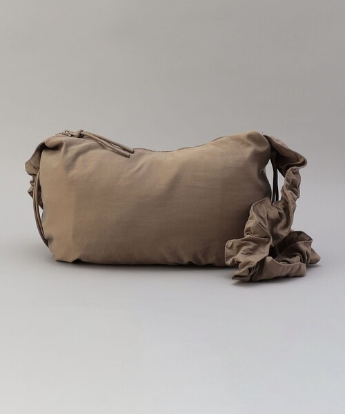 coen（コーエン）の「ギャザーハンドルショルダーバッグ（ショルダーバッグ・レディース・ダークグレー/オフホワイト/ブラック/オリーブ/シルバー/その他3/その他2/その他1/その他6/その他4/その他5/ダークグリーン/ライム/モカ/その他7・FREE）」の4枚目の写真