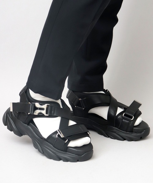 glabella（グラベラ）の「厚底チャンキーソール クロスベルト メタルバックル ストラップサンダル（サンダル・メンズ・ブラック・S/M/L）」の4枚目の写真