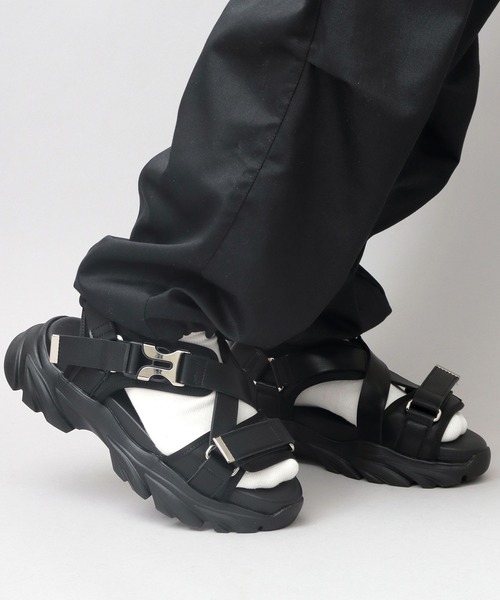 glabella（グラベラ）の「厚底チャンキーソール クロスベルト メタルバックル ストラップサンダル（サンダル・メンズ・ブラック・S/M/L）」の5枚目の写真