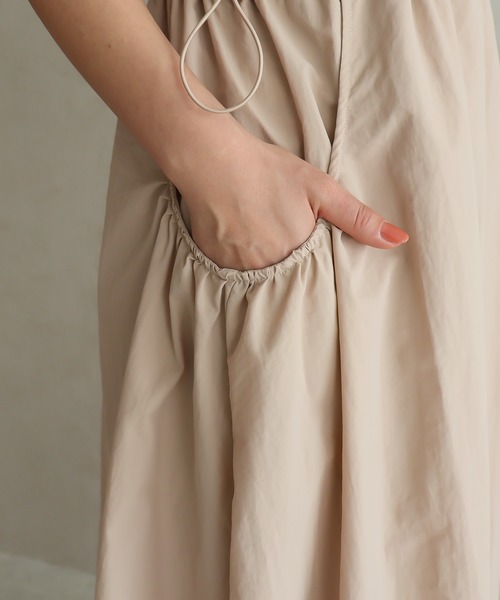 Social GIRL（ソーシャルガール）の「ポケットギャザーキャミワンピース（ワンピース・レディース・オフホワイト/ベージュ/ブラック・M）」の21枚目の写真