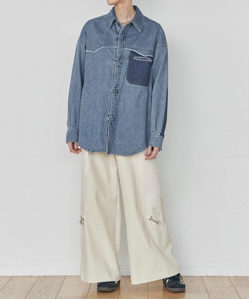 PUBLIC TOKYO(パブリックトウキョウ)の「SHIOTAリムーブドデニムシャツ(デニムジャケット・レディース・インディゴブルー/ブラック・FREE)」の3枚目の写真