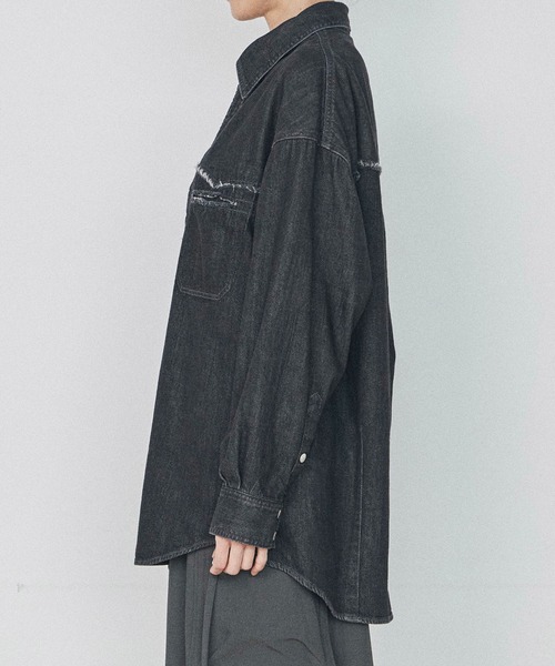 PUBLIC TOKYO(パブリックトウキョウ)の「SHIOTAリムーブドデニムシャツ(デニムジャケット・レディース・インディゴブルー/ブラック・FREE)」の9枚目の写真