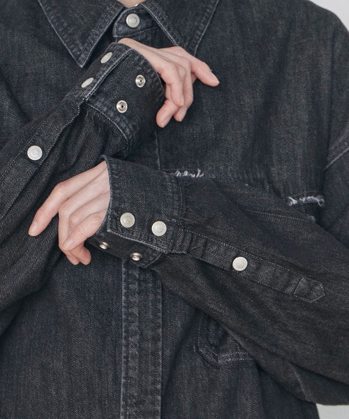 PUBLIC TOKYO(パブリックトウキョウ)の「SHIOTAリムーブドデニムシャツ(デニムジャケット・レディース・インディゴブルー/ブラック・FREE)」の15枚目の写真
