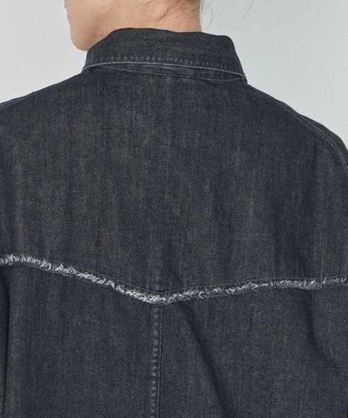 PUBLIC TOKYO(パブリックトウキョウ)の「SHIOTAリムーブドデニムシャツ(デニムジャケット・レディース・インディゴブルー/ブラック・FREE)」の13枚目の写真