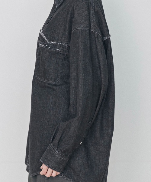 PUBLIC TOKYO(パブリックトウキョウ)の「SHIOTAリムーブドデニムシャツ(デニムジャケット・レディース・インディゴブルー/ブラック・FREE)」の18枚目の写真