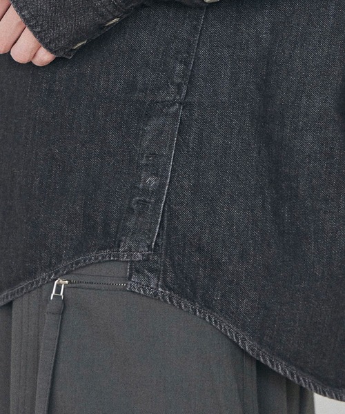 PUBLIC TOKYO(パブリックトウキョウ)の「SHIOTAリムーブドデニムシャツ(デニムジャケット・レディース・インディゴブルー/ブラック・FREE)」の16枚目の写真