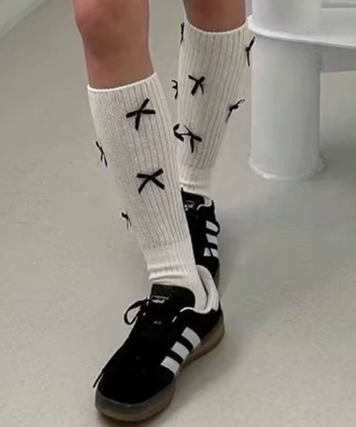 .KOM(ドットコム)の「A'GEM/9 × .kom 『.KOM/ドットケーオーエム』 リボンソックス(ソックス/靴下・レディース・グレー/ブラック/ホワイト・FREE)」の1枚目の写真