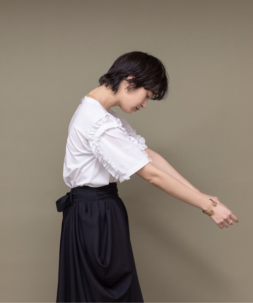 Eimee Law（エイミーロウ）の「ショルダーフリルランダムロゴT