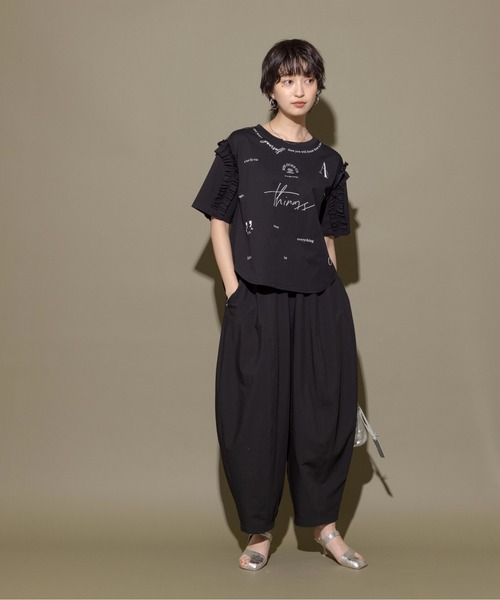 Eimee Law（エイミーロウ）の「ショルダーフリルランダムロゴT