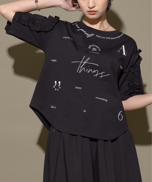 Eimee Law（エイミーロウ）の「ショルダーフリルランダムロゴT