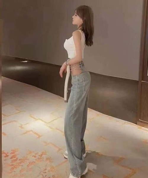 GLAMOROUS JANE(グラマラスジェーン)の「ウエストカットチェーンデニムストレートパンツ(デニムパンツ・レディース・ブルー・S/M/L)」の3枚目の写真