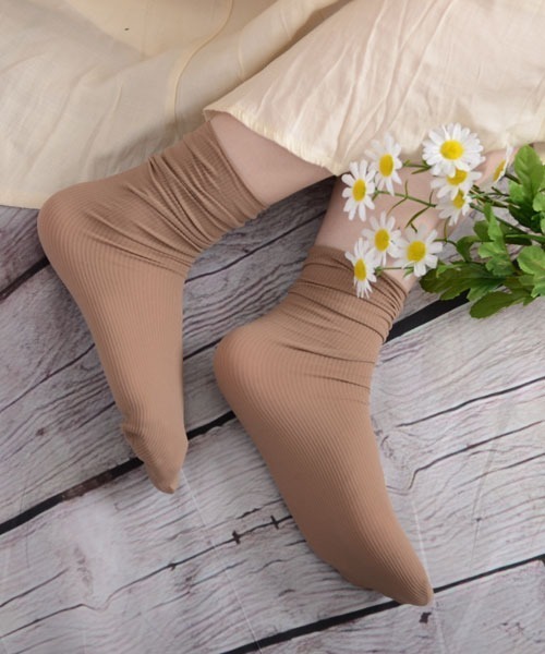 VIBGYOR Women（ヴィブジョー　ウィメン）の「【float】《推し活/推しカラー/メンカラ》くしゅくしゅ 単色リブ クルー丈ソックス【25色展開】（ソックス/靴下・レディース・アッシュブラウン/チャコール/テラコッタ/チェリーピンク/コーラルピンク/アーミー/ワインレッド/マスタード/ヘザーグレー/モスグリーン/イエロー/ミント/ライトイエロー/ベビーピンク/バイオレット/ブルーグリーン/ブラック/ホワイト/グリーン/カーキ/オフホワイト/パープル/ベージュ/ラベンダー/ブルー・FREE）」の6枚目の写真