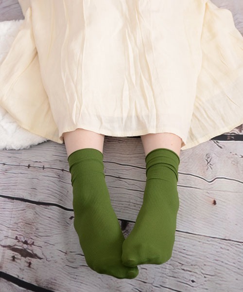 VIBGYOR Women（ヴィブジョー　ウィメン）の「【float】《推し活/推しカラー/メンカラ》くしゅくしゅ 単色リブ クルー丈ソックス【25色展開】（ソックス/靴下・レディース・アッシュブラウン/チャコール/テラコッタ/チェリーピンク/コーラルピンク/アーミー/ワインレッド/マスタード/ヘザーグレー/モスグリーン/イエロー/ミント/ライトイエロー/ベビーピンク/バイオレット/ブルーグリーン/ブラック/ホワイト/グリーン/カーキ/オフホワイト/パープル/ベージュ/ラベンダー/ブルー・FREE）」の13枚目の写真
