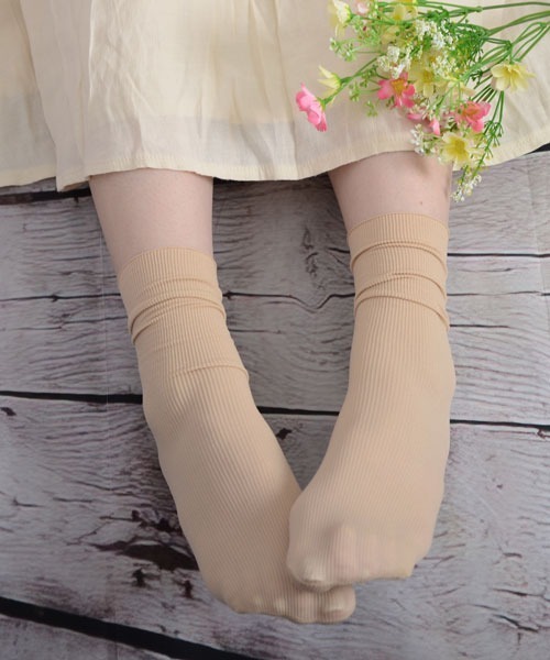 VIBGYOR Women（ヴィブジョー　ウィメン）の「【float】《推し活/推しカラー/メンカラ》くしゅくしゅ 単色リブ クルー丈ソックス【25色展開】（ソックス/靴下・レディース・アッシュブラウン/チャコール/テラコッタ/チェリーピンク/コーラルピンク/アーミー/ワインレッド/マスタード/ヘザーグレー/モスグリーン/イエロー/ミント/ライトイエロー/ベビーピンク/バイオレット/ブルーグリーン/ブラック/ホワイト/グリーン/カーキ/オフホワイト/パープル/ベージュ/ラベンダー/ブルー・FREE）」の8枚目の写真