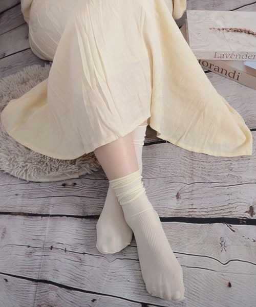 VIBGYOR Women（ヴィブジョー　ウィメン）の「【float】《推し活/推しカラー/メンカラ》くしゅくしゅ 単色リブ クルー丈ソックス【25色展開】（ソックス/靴下・レディース・アッシュブラウン/チャコール/テラコッタ/チェリーピンク/コーラルピンク/アーミー/ワインレッド/マスタード/ヘザーグレー/モスグリーン/イエロー/ミント/ライトイエロー/ベビーピンク/バイオレット/ブルーグリーン/ブラック/ホワイト/グリーン/カーキ/オフホワイト/パープル/ベージュ/ラベンダー/ブルー・FREE）」の2枚目の写真