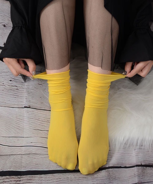 VIBGYOR Women（ヴィブジョー　ウィメン）の「【float】《推し活/推しカラー/メンカラ》くしゅくしゅ 単色リブ クルー丈ソックス【25色展開】（ソックス/靴下・レディース・アッシュブラウン/チャコール/テラコッタ/チェリーピンク/コーラルピンク/アーミー/ワインレッド/マスタード/ヘザーグレー/モスグリーン/イエロー/ミント/ライトイエロー/ベビーピンク/バイオレット/ブルーグリーン/ブラック/ホワイト/グリーン/カーキ/オフホワイト/パープル/ベージュ/ラベンダー/ブルー・FREE）」の19枚目の写真