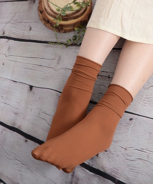 VIBGYOR Women（ヴィブジョー　ウィメン）の「【float】《推し活/推しカラー/メンカラ》くしゅくしゅ 単色リブ クルー丈ソックス【25色展開】（ソックス/靴下・レディース・アッシュブラウン/チャコール/テラコッタ/チェリーピンク/コーラルピンク/アーミー/ワインレッド/マスタード/ヘザーグレー/モスグリーン/イエロー/ミント/ライトイエロー/ベビーピンク/バイオレット/ブルーグリーン/ブラック/ホワイト/グリーン/カーキ/オフホワイト/パープル/ベージュ/ラベンダー/ブルー・FREE）」の7枚目の写真