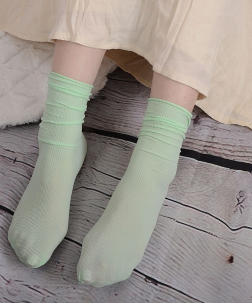 VIBGYOR Women（ヴィブジョー　ウィメン）の「【float】《推し活/推しカラー/メンカラ》くしゅくしゅ 単色リブ クルー丈ソックス【25色展開】（ソックス/靴下・レディース・アッシュブラウン/チャコール/テラコッタ/チェリーピンク/コーラルピンク/アーミー/ワインレッド/マスタード/ヘザーグレー/モスグリーン/イエロー/ミント/ライトイエロー/ベビーピンク/バイオレット/ブルーグリーン/ブラック/ホワイト/グリーン/カーキ/オフホワイト/パープル/ベージュ/ラベンダー/ブルー・FREE）」の12枚目の写真
