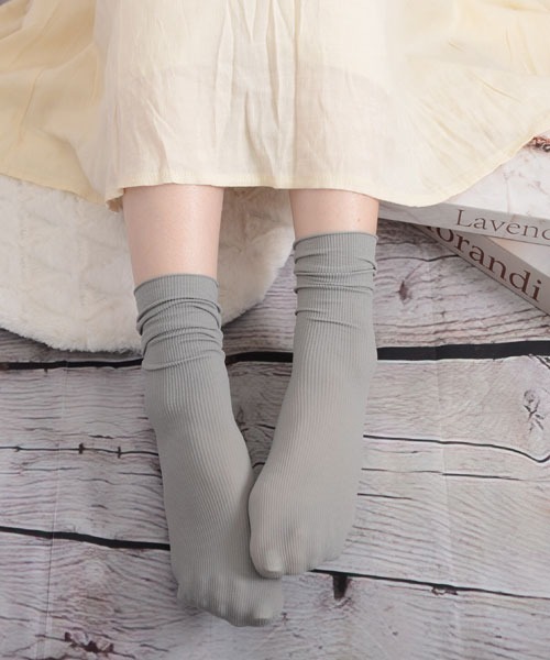 VIBGYOR Women（ヴィブジョー　ウィメン）の「【float】《推し活/推しカラー/メンカラ》くしゅくしゅ 単色リブ クルー丈ソックス【25色展開】（ソックス/靴下・レディース・アッシュブラウン/チャコール/テラコッタ/チェリーピンク/コーラルピンク/アーミー/ワインレッド/マスタード/ヘザーグレー/モスグリーン/イエロー/ミント/ライトイエロー/ベビーピンク/バイオレット/ブルーグリーン/ブラック/ホワイト/グリーン/カーキ/オフホワイト/パープル/ベージュ/ラベンダー/ブルー・FREE）」の4枚目の写真