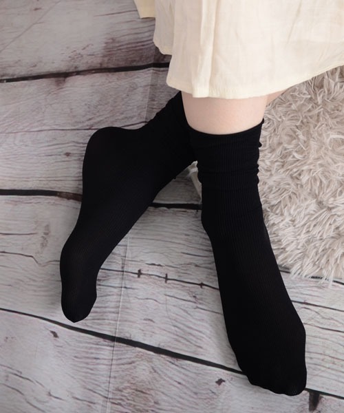 VIBGYOR Women（ヴィブジョー　ウィメン）の「【float】《推し活/推しカラー/メンカラ》くしゅくしゅ 単色リブ クルー丈ソックス【25色展開】（ソックス/靴下・レディース・アッシュブラウン/チャコール/テラコッタ/チェリーピンク/コーラルピンク/アーミー/ワインレッド/マスタード/ヘザーグレー/モスグリーン/イエロー/ミント/ライトイエロー/ベビーピンク/バイオレット/ブルーグリーン/ブラック/ホワイト/グリーン/カーキ/オフホワイト/パープル/ベージュ/ラベンダー/ブルー・FREE）」の3枚目の写真