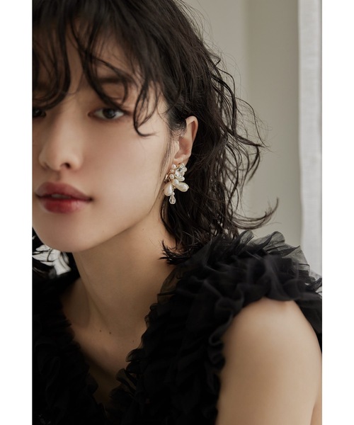 niana（ニアナ）の「ビジューパールイヤリング 結婚式 お呼ばれ オケージョン ボリューム 大ぶり シルバー ゴールド（イヤリング・レディース・ゴールド/シルバー・FREE）」の5枚目の写真