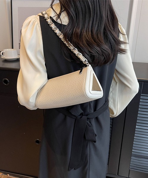 GLAMOROUS JANE(グラマラスジェーン)の「チエーンショルダートライアングルシリンダーバッグ(ショルダーバッグ・レディース・ホワイト/アイボリー・FREE)」の4枚目の写真