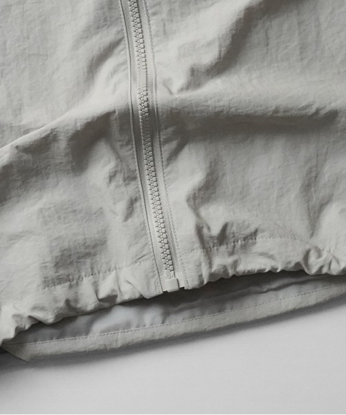 Labordi(ラボード)の「ビッグシルエット ワンポイント刺繍 ドロスト付き フルジップナイロンベスト ユニセックス(ベスト・メンズ・ブラック/カーキ/グレー・M/L)」の21枚目の写真