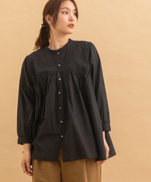 POU DOU DOU（プードゥドゥ）の「＜made in INDIA＞エンブロ使いスモッキングブラウス（シャツ/ブラウス・レディース・モカ/ブラック/オフホワイト・M）」の3枚目の写真