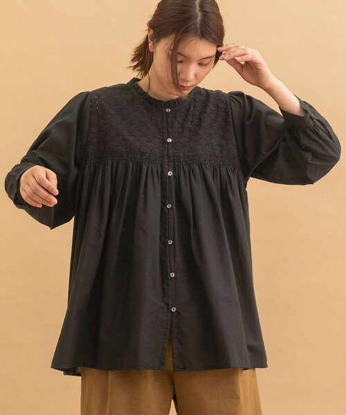 POU DOU DOU（プードゥドゥ）の「＜made in INDIA＞エンブロ使いスモッキングブラウス（シャツ/ブラウス・レディース・モカ/ブラック/オフホワイト・M）」の4枚目の写真