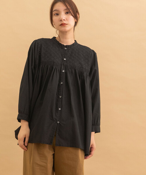 POU DOU DOU（プードゥドゥ）の「＜made in INDIA＞エンブロ使いスモッキングブラウス（シャツ/ブラウス・レディース・モカ/ブラック/オフホワイト・M）」の6枚目の写真
