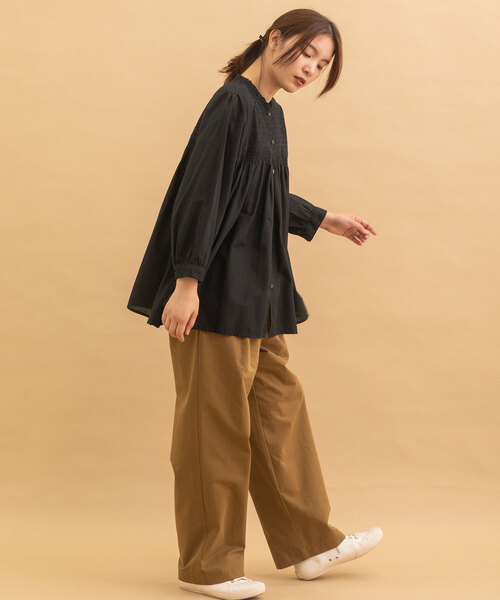 POU DOU DOU（プードゥドゥ）の「＜made in INDIA＞エンブロ使いスモッキングブラウス（シャツ/ブラウス・レディース・モカ/ブラック/オフホワイト・M）」の9枚目の写真
