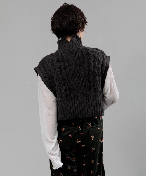 AMERICAN RAG CIE（アメリカンラグシー）の「タートルケーブルニットベスト（ニット/セーター・レディース・チャコールグレー/ベージュ・FREE）」の11枚目の写真