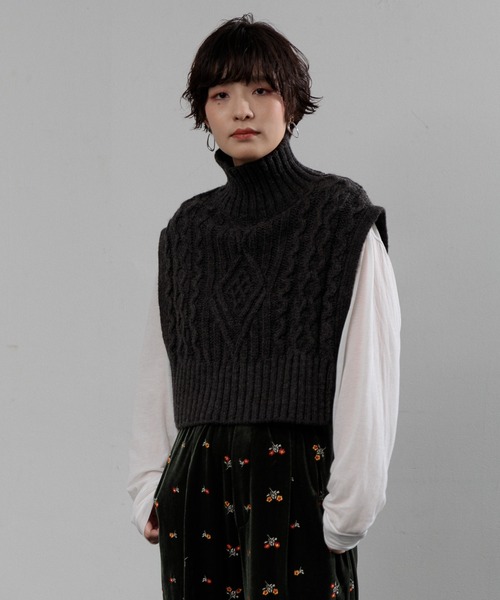 AMERICAN RAG CIE（アメリカンラグシー）の「タートルケーブルニットベスト（ニット/セーター・レディース・チャコールグレー/ベージュ・FREE）」の13枚目の写真