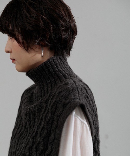 AMERICAN RAG CIE（アメリカンラグシー）の「タートルケーブルニットベスト（ニット/セーター・レディース・チャコールグレー/ベージュ・FREE）」の16枚目の写真